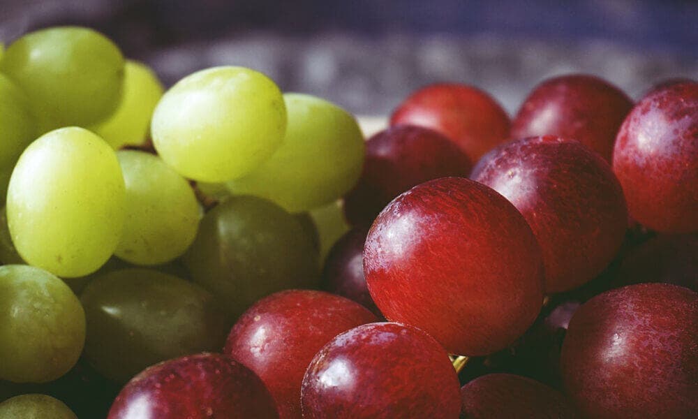 Las uvas ayudan a fortalecer el sistema inmunitario gracias a sus dưỡng chất