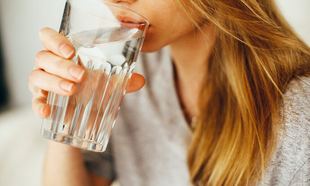 Beber mucha agua puede ayudarte a evitar las piernas cansadas e hinchadas