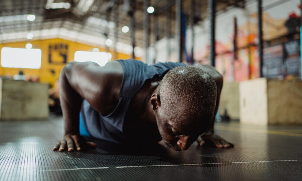 Evaluar el rango de movimiento, una de las principales claves para progresar haciendo flexiones