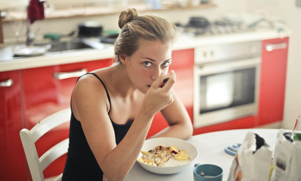 Beneficios de controlar la ingesta de carbohidratos: consumir menos alimentos.