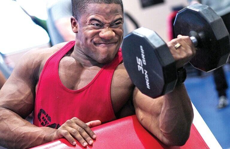 claves para progresar haciendo curl de bíceps