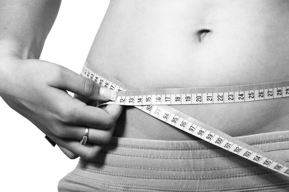 Mujer calculando grasa corporal