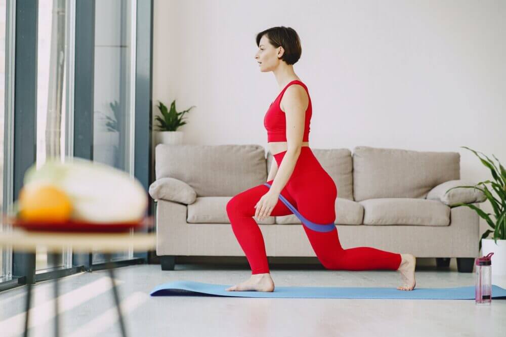 Mujer haciendo lunges