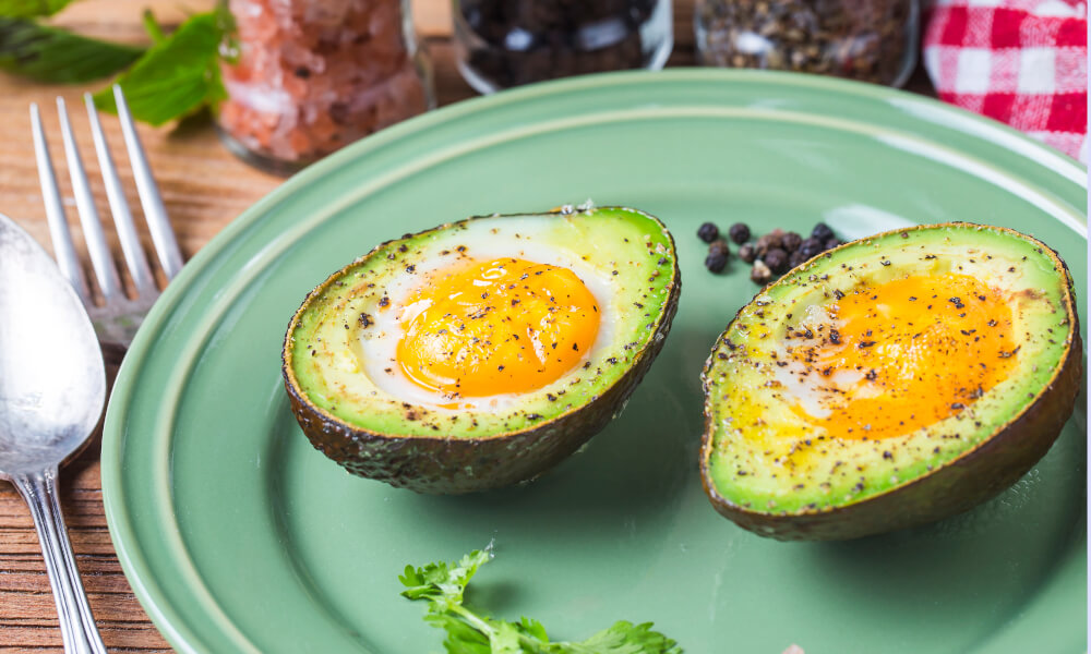 Aguacates rellenos de huevo