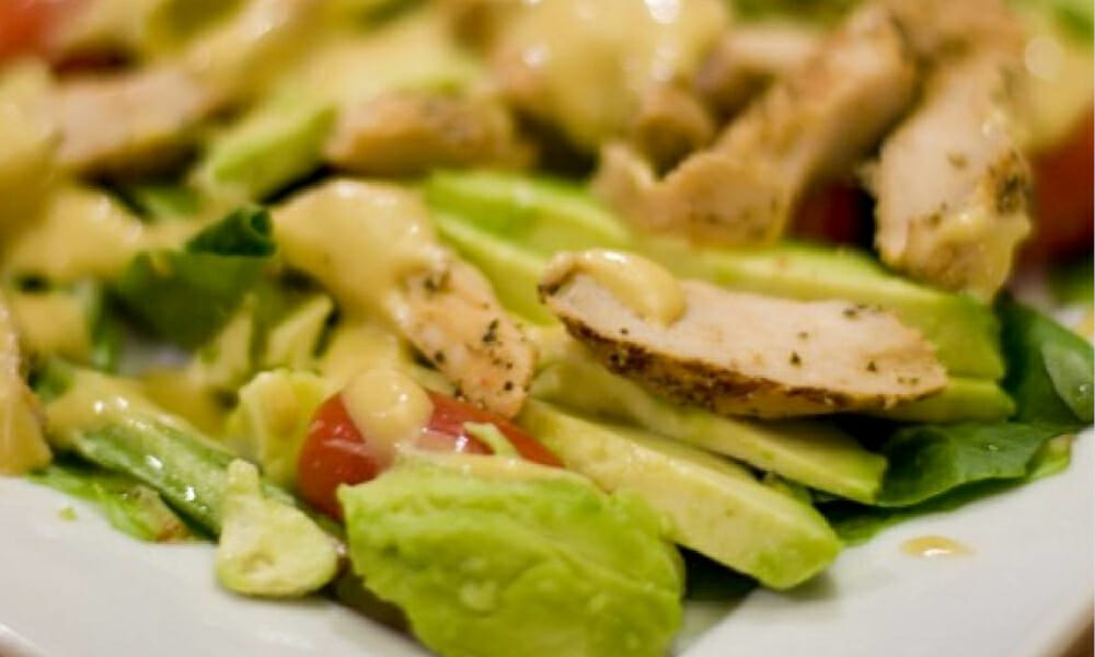 Ensalada de pollo y aguacate