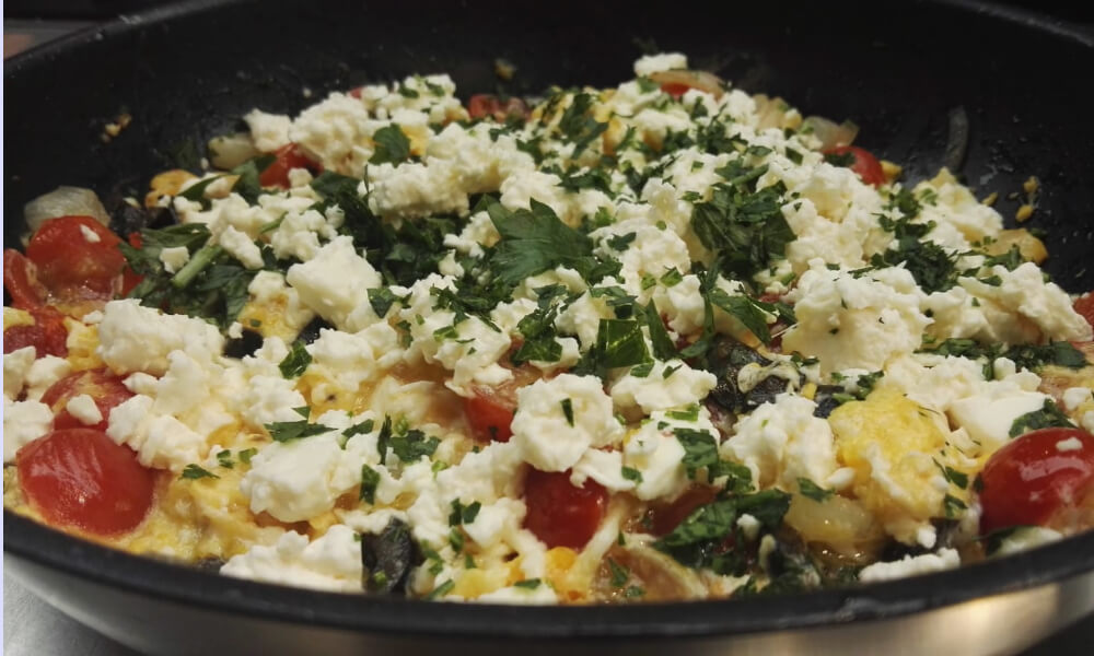 Ensalada griega a la sartén baja en carbohidratos