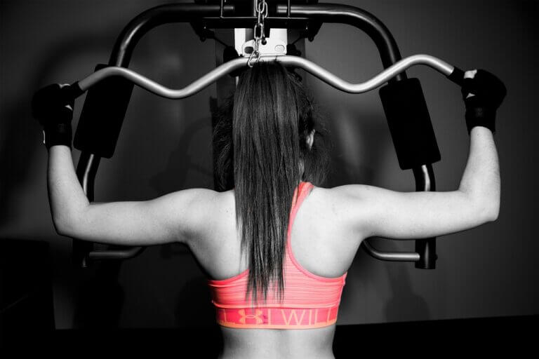conseguir el crecimiento muscular entrenando con máquinas
