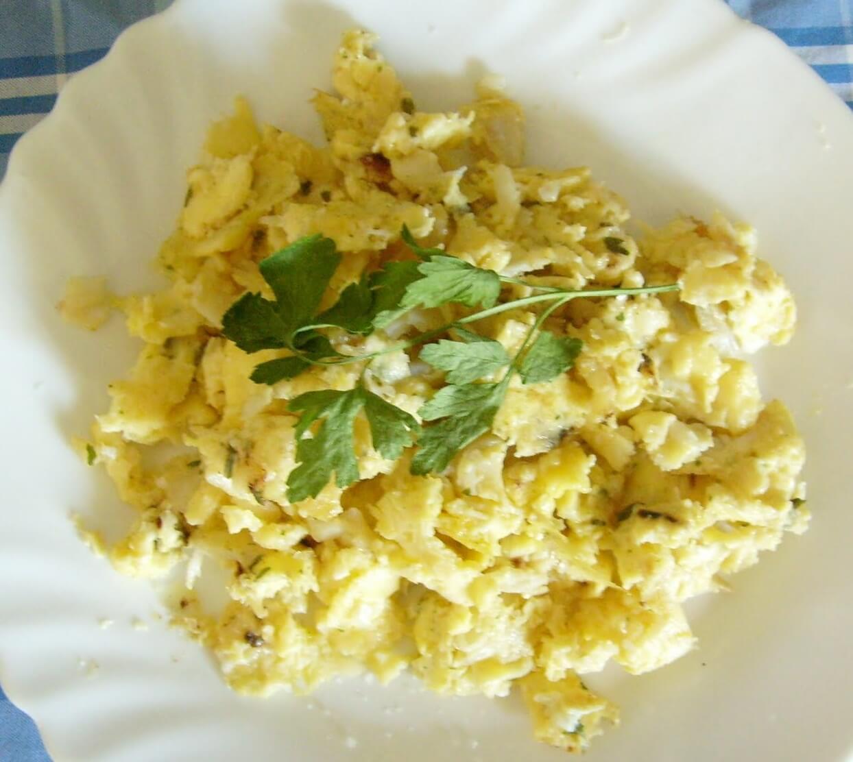 Revuelto de huevo y bacalao