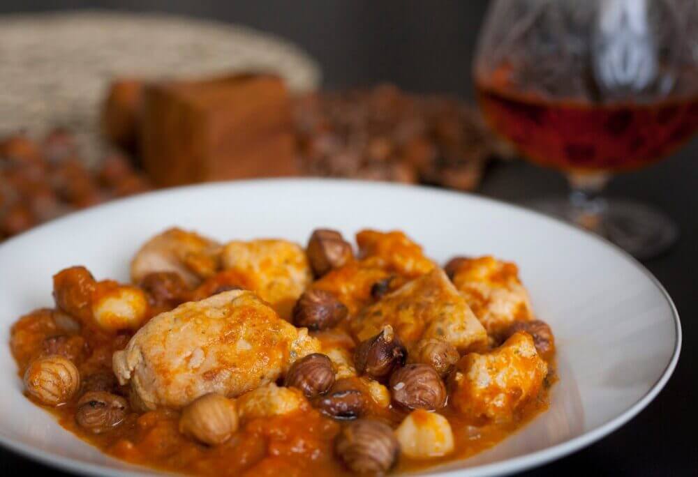caldo de pollo con avellanas