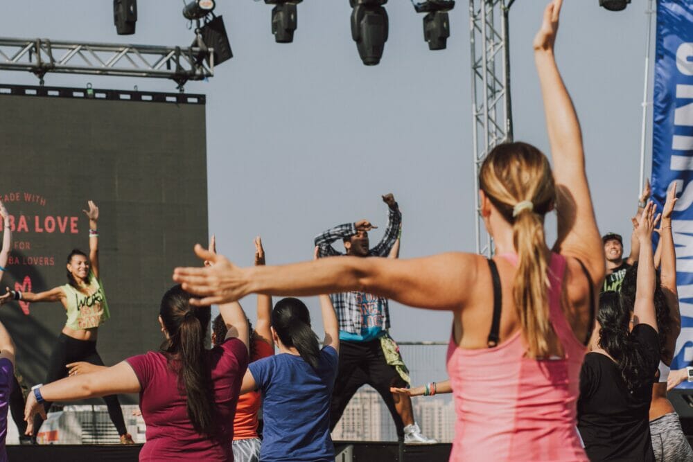 Zumba, una actividad divertida ideal para fortalecer el corazón.