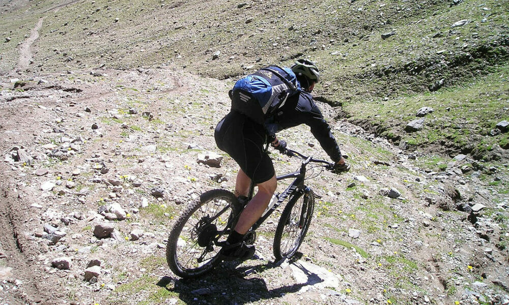 Controla los descensos para evitar derrapar y erosionar el suelo